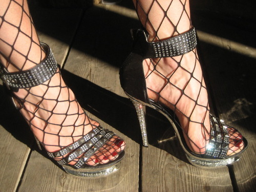 hornycouple2004 - her beautiful feet