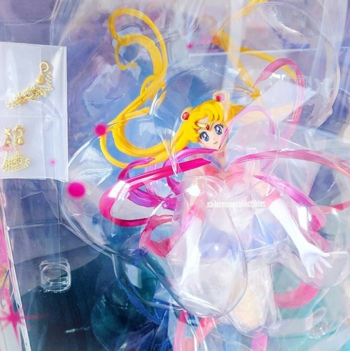 sailormooncollectibles - this transformation figure came! first...