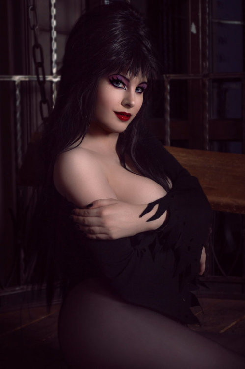 hotcosplaychicks - Elvira - Mistress of the Dark by...