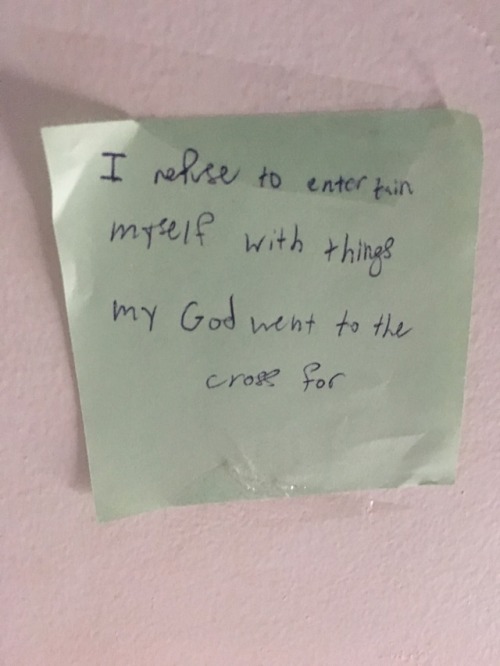 littlechristianthings:My sister put notes all around her room...