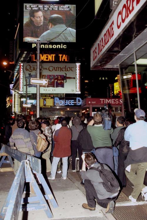 seincast - New Yorkers stop to watch the “Seinfeld” finale in...