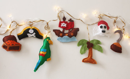 sosuperawesome:Felt string lights by ButtonOwlBoutique on Etsy