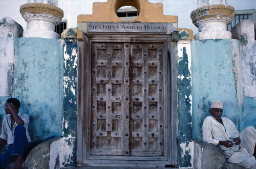 nordafricain - KENYA. Lamu. 1984. Lamu town, outside mosque. 