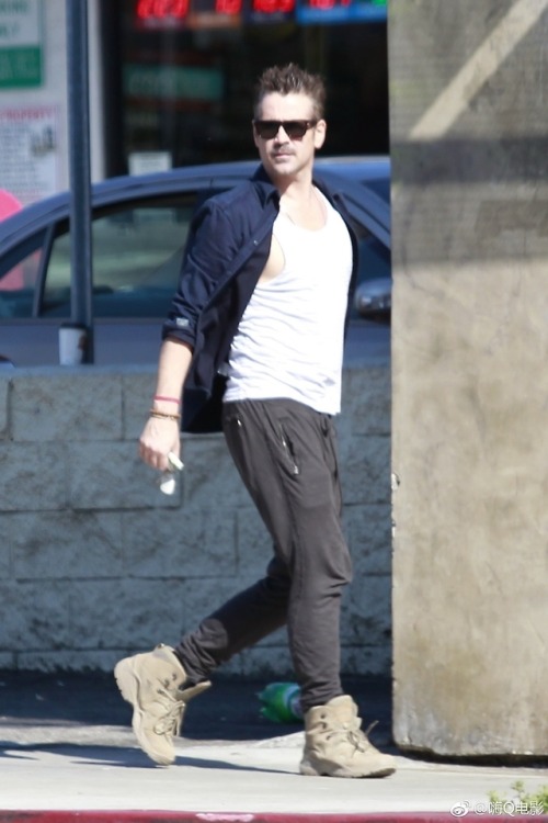 daddygraves:colinfarrellbreaking:Colin Farrell out on a...