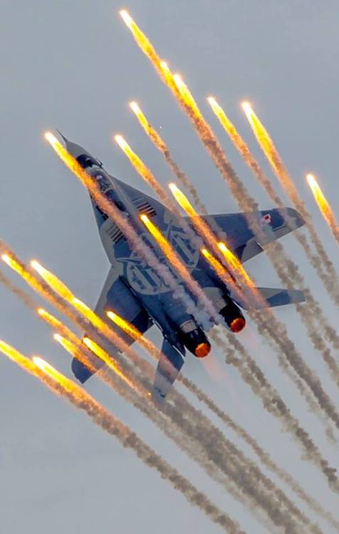 planesawesome - Polish Air Force MiG-29 releasing flares.