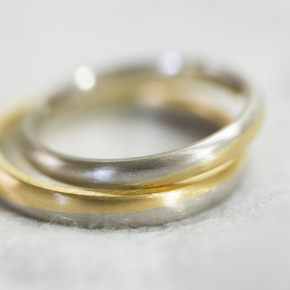 プラチナとゴールドのコンビリング　白バック　屋久島でつくる結婚指輪