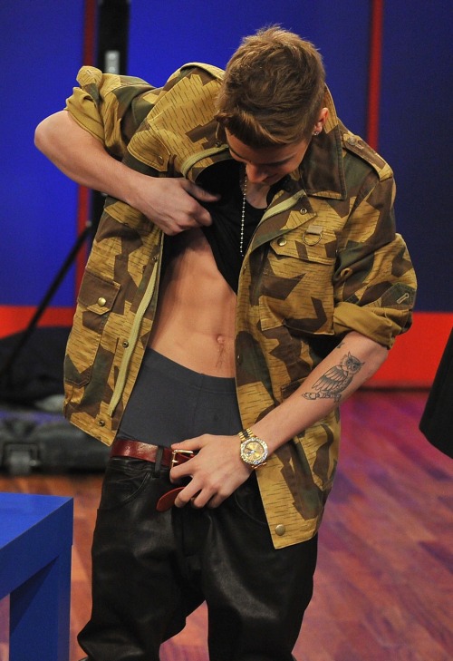 celebsaggers - Justin Bieber Lifting His Shirt &...