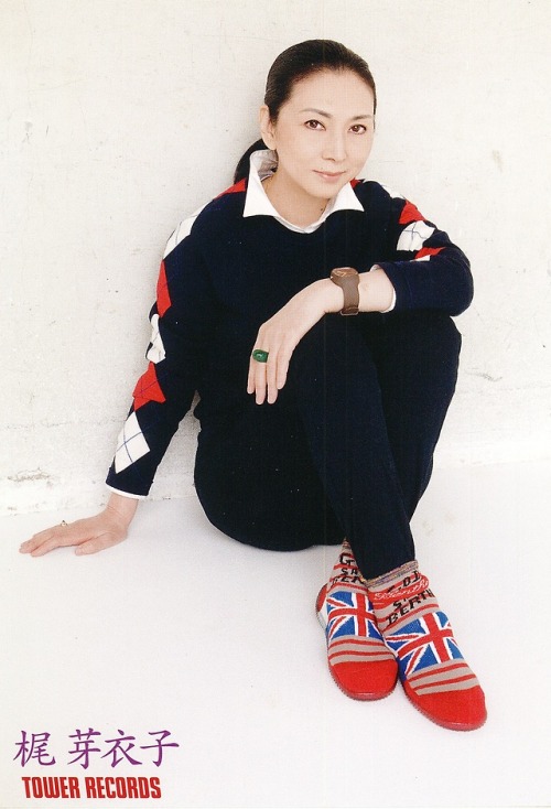 イギリスの国旗の靴下を履いて座っている梶芽衣子の画像