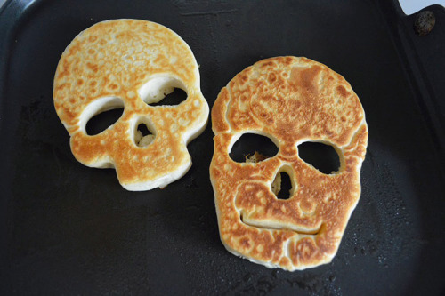 0110100101 - sixpenceee - A compilation of halloween pancakes....