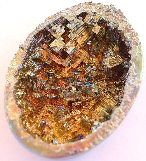 sixpenceee:
“ A Bismuth Geode. The bismuth was cooled and crystallized inside an eggshell.
”