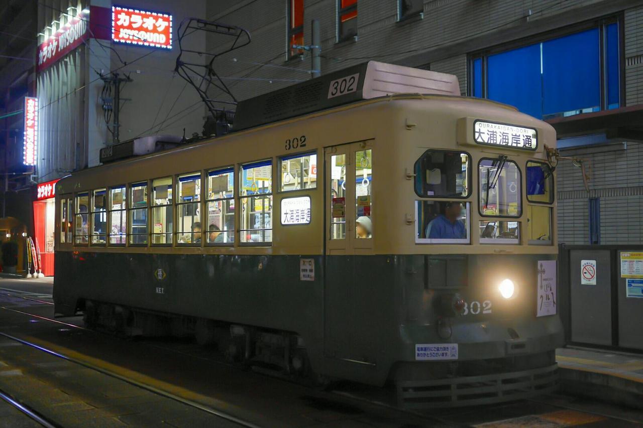 В Японии до сих пор ездят такие трамваи. 