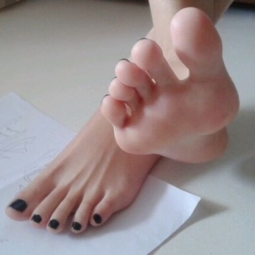 longtoes-higharches - I dont think these feet could be any more...
