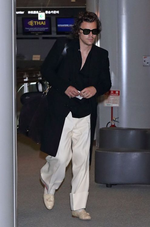 hsd-candids:Harry at Narita Airport in Japan - October 9.