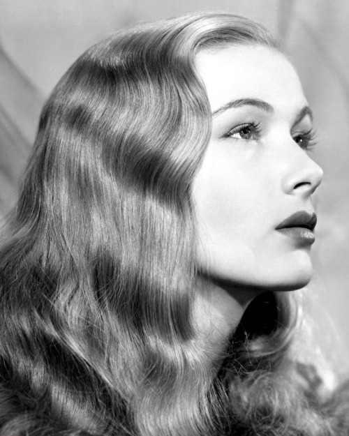 summers-in-hollywood:Portrait of Veronica Lake, 1942