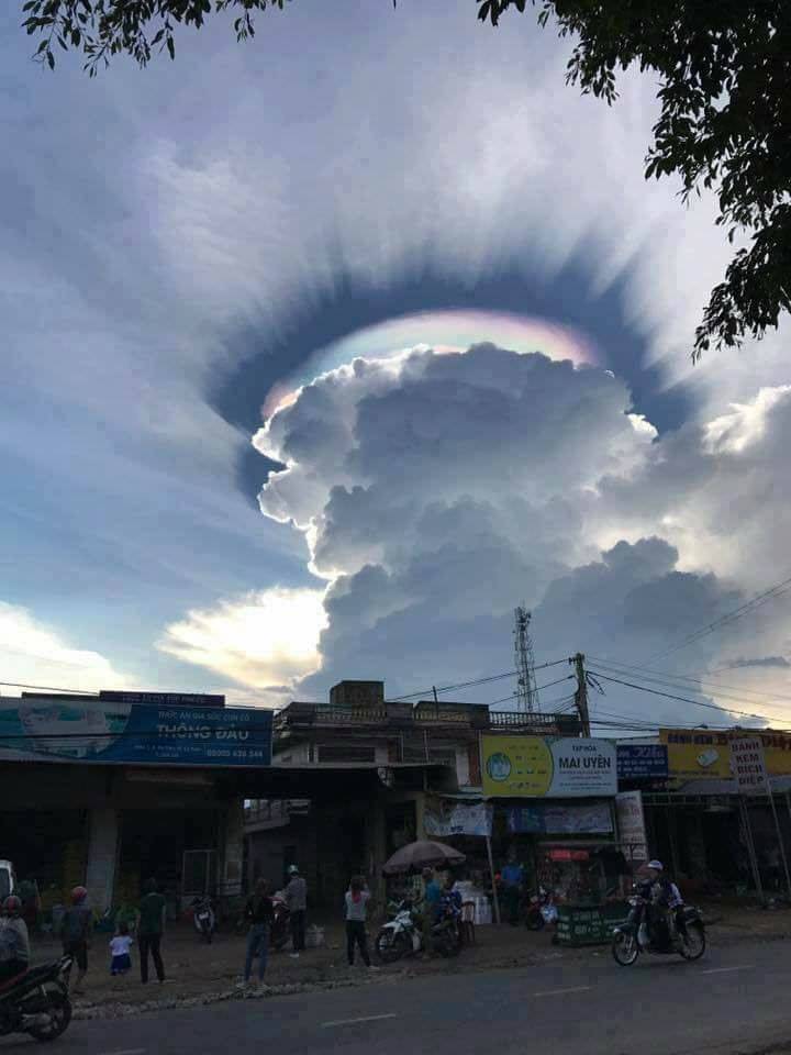 sixpenceee:
âGiant cumulus cloud with iridescence. (Source)
â