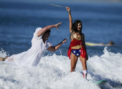 digg:Annual surf/costume contest in Santa Monica, CAholy shit...