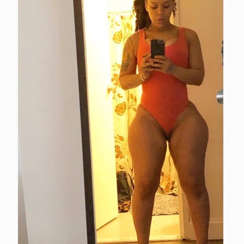 bigbuttsthickhipsnthighs - Slim goodie!Her body is...
