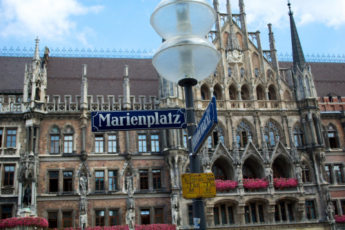 willkommen-in-germany - Der Marienplatz is a central square in the...