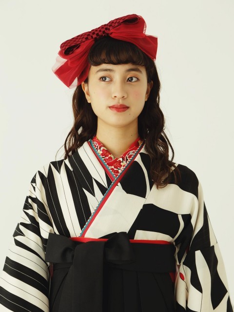 tanuki-kimono - High contrast ko-furisode, with nice one-shoulder...