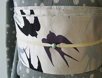 tanuki-kimono - Tsubame (swallow) in flight obi paired with...