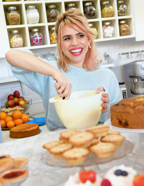 bpiperphotos - Billie Piper helping out in her favourite local...