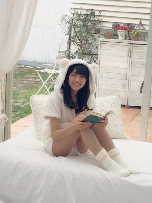 耳のついた白い衣装を着てベッドに座っている原田葵の画像