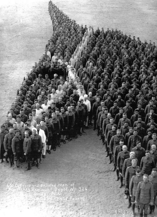 dietmountainmadewka - historicaltimes - Soldiers pay tribute to 8...