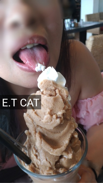 entina-cat - 夏天就是要吃冰，清涼一下。你們要一起吃嗎？2018.06.11 發帖...