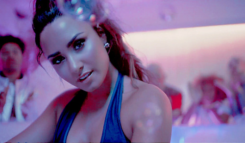 beallright:demi lovato + slaying on the bath in her new video...