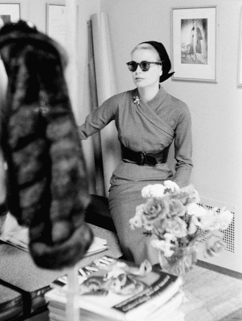 wehadfacesthen - Grace Kelly shopping in New York, 1956, photo by...