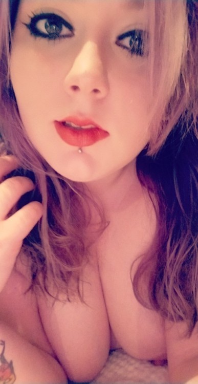 Feeling sexy the other day. Waiting for daddy to come scoop me...