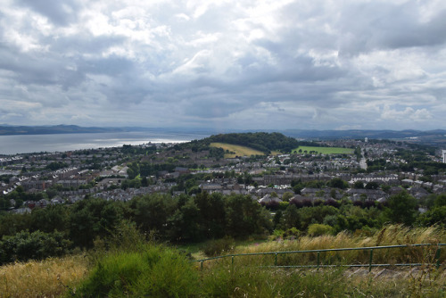 on-misty-mountains - Dundee Law in Summer