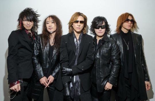 黒い衣装を着て並んでいる現在のメンバー５人のX JAPANの画像