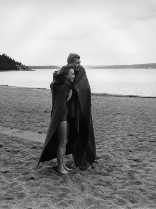 vintage-sweden - Couple at the beach, Sweden.