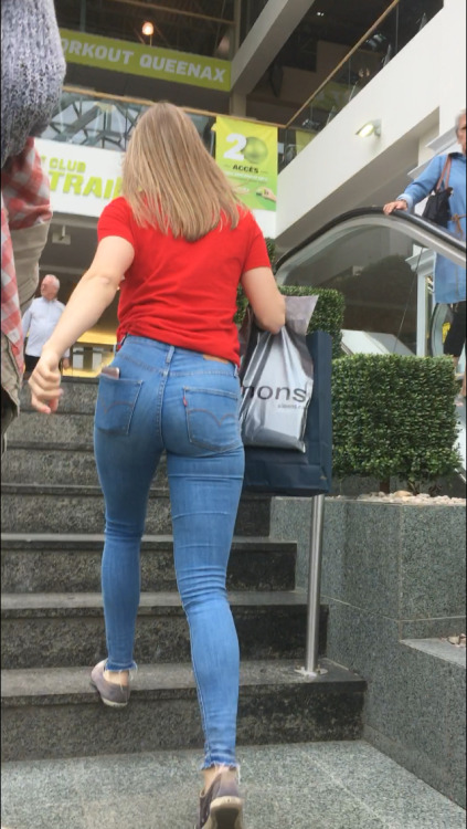 Tight Jeans Asses