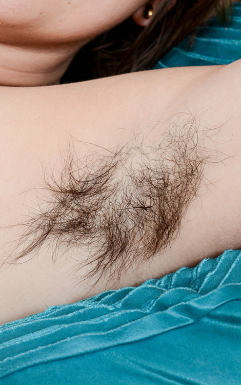 lovemywomenhairy - I love how long and silky the pit and bush...