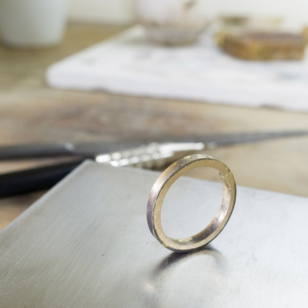 ジュアリーの制作風景　ゴールドの指輪　屋久島でつくる結婚指輪