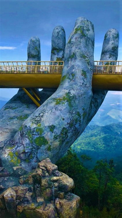 asiablog-universe - Golden Bridge On Ba Na Hills, Vietnam Ever...