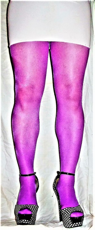 Got to love these CDR Eterno violet colored tights