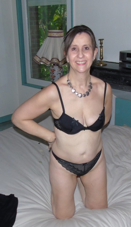 Share pics of my wife. Only for + 18 years.