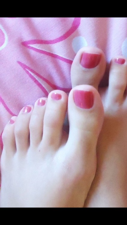 tastycummyfeet - First picture of my pink toes … - ) I walked...