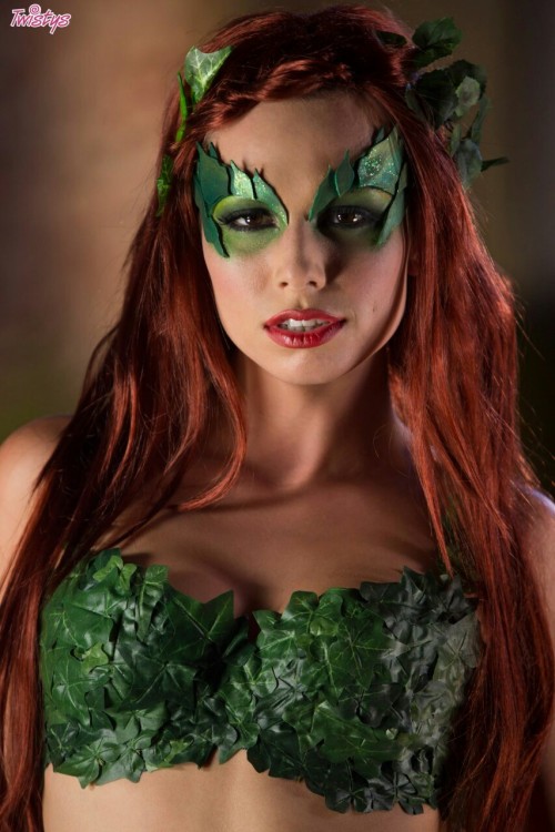 irishgamer1 - A sexy nude poison ivy cosplay. That ass is nice.