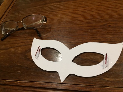 escondig - Masquerade mask for glasses wearersCheap but effective if you don’t own contacts. I made...