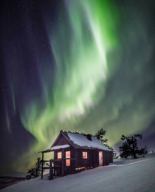 Ever seen the Northern Lights? Photo - @tuomasjiii, Lapland,...