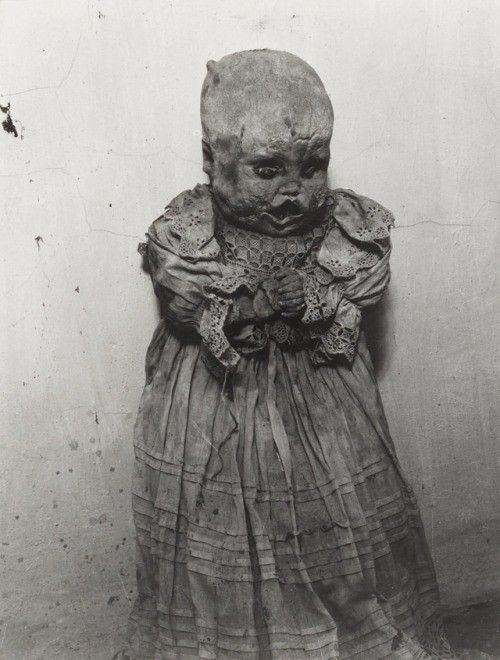 Manuel Álvarez Bravo Momia #7 (Baby mummy), Guanajuato, Mexico,...