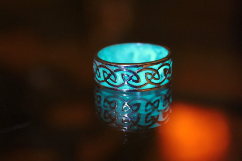 wickedclothes - Sterling Silver Celtic Glow In The Dark RingThis...