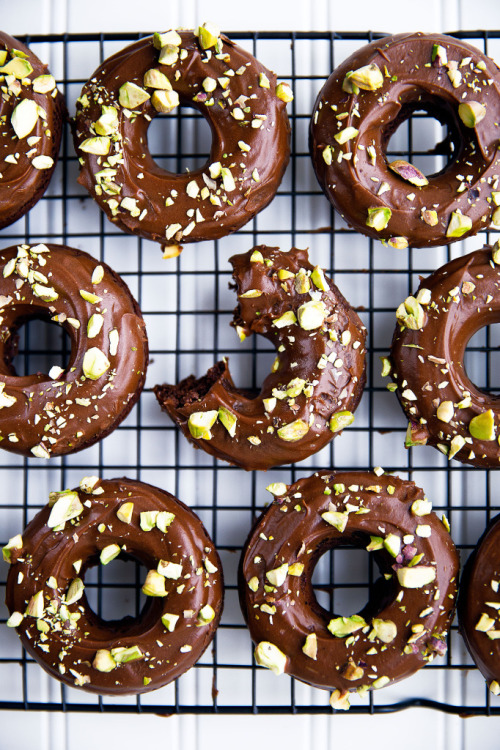 sweetoothgirl - DOUBLE CHOCOLATE GLAZED DONUTS WITH PISTACHIOS