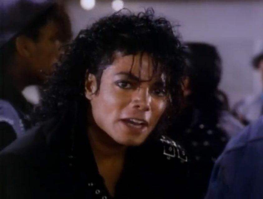 ‪Minutos musicales: “Bad” de Michael Jackson (29). Single que da nombre a su último álbum, “Bad” (1987). Este LP es el siguiente tras el archifamoso “Thriller” (1982). 5 Años ha tardado en complacer a sus fans! X cierto, este vídeo sale a todas horas...