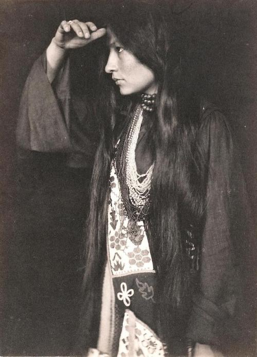 gorejock - historium - Zitkala-Sa, first Native American woman...