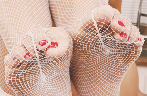 discreetdreams - Feet in fishnet stockings